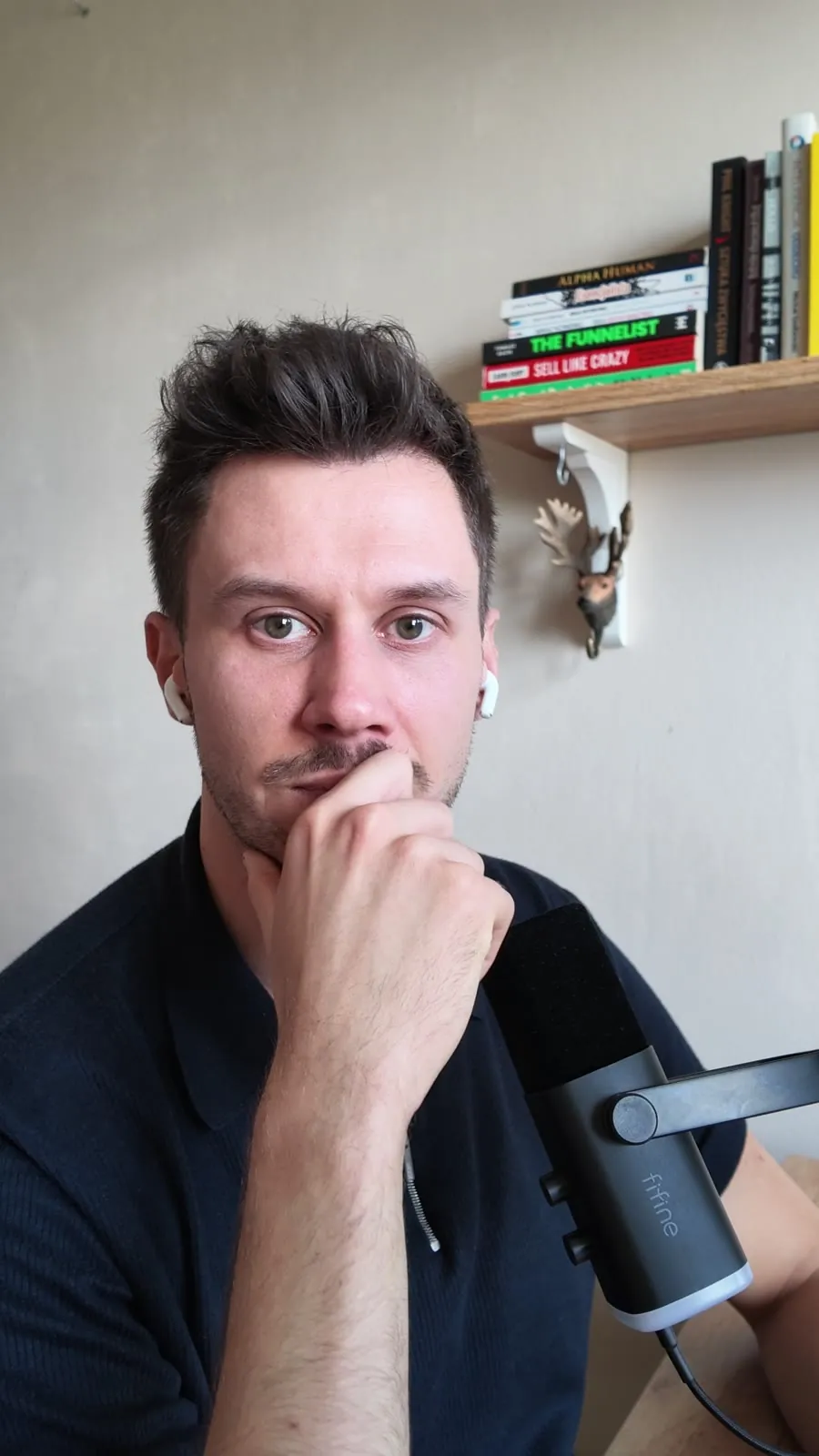 Bartek Bąkowski przy mikrofonie