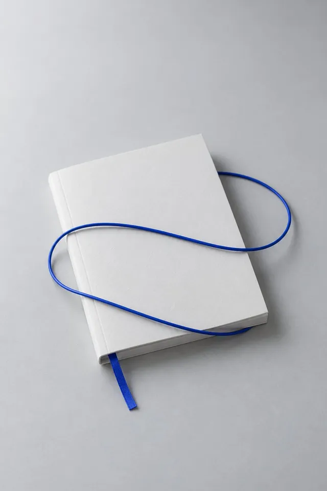 Notes przewiązany niebieskim przewodem